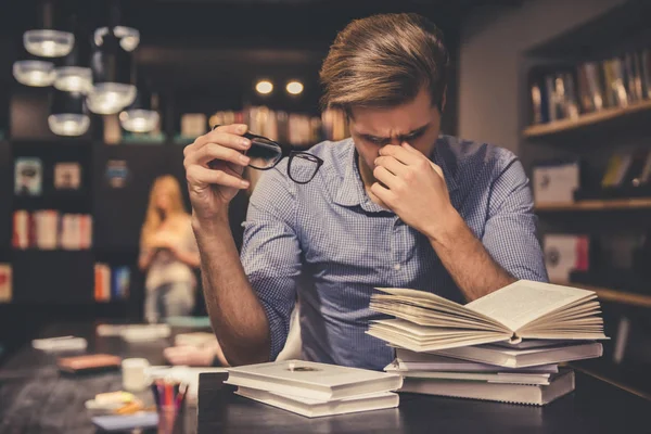 Guy in the library — Stock Photo, Image