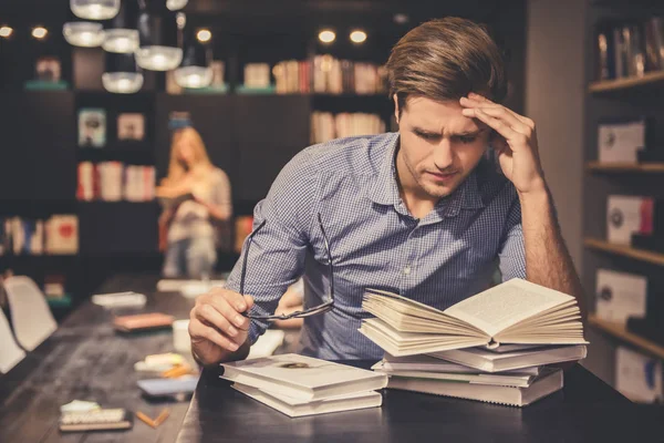 Guy in the library — Stock Photo, Image