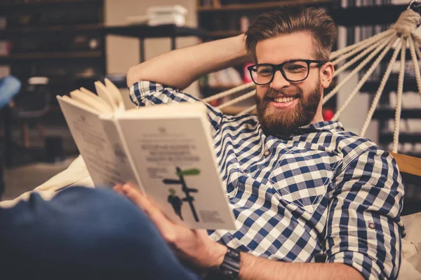 Ragazzo in biblioteca — Foto Stock