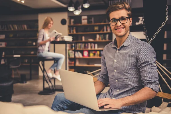 Junge Leute in der Bibliothek — Stockfoto