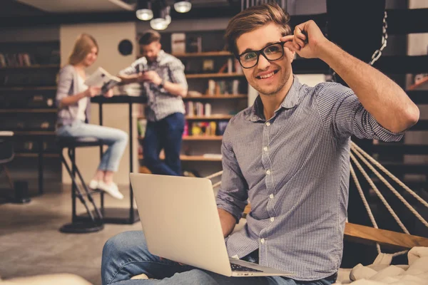 Jóvenes en la biblioteca — Foto de Stock