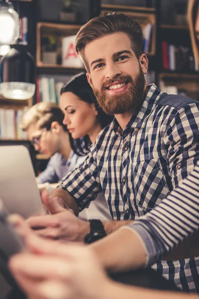 Jóvenes en la biblioteca — Foto de Stock