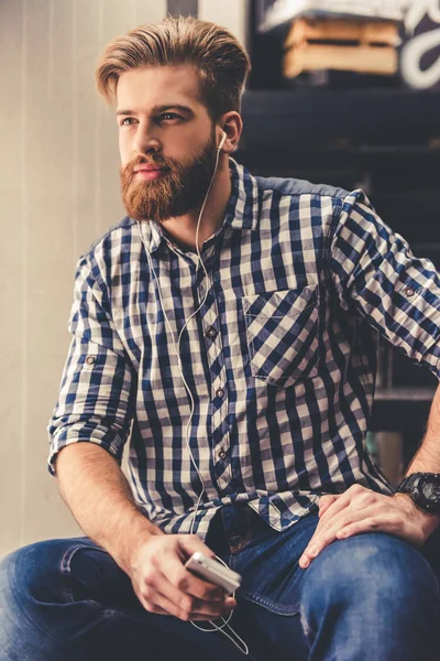 Schöner junger Mann — Stockfoto