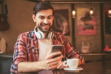 Yakışıklı adam Café