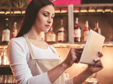 Güzel kadın barista