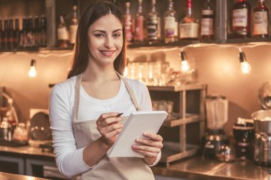 Güzel kadın barista