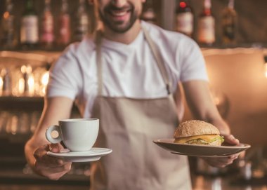 Yakışıklı barista çalışma