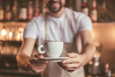Yakışıklı barista çalışma