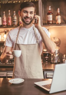 Yakışıklı barista çalışma