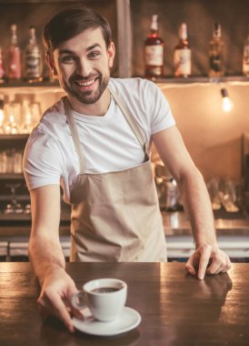 Yakışıklı barista çalışma