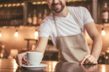 Yakışıklı barista çalışma