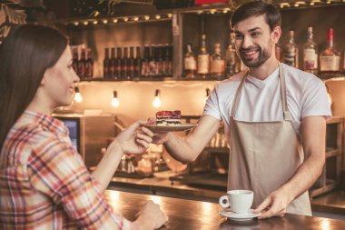 Yakışıklı barista çalışma