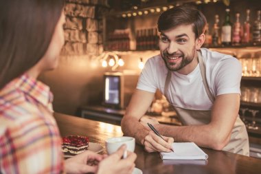 Yakışıklı barista çalışma