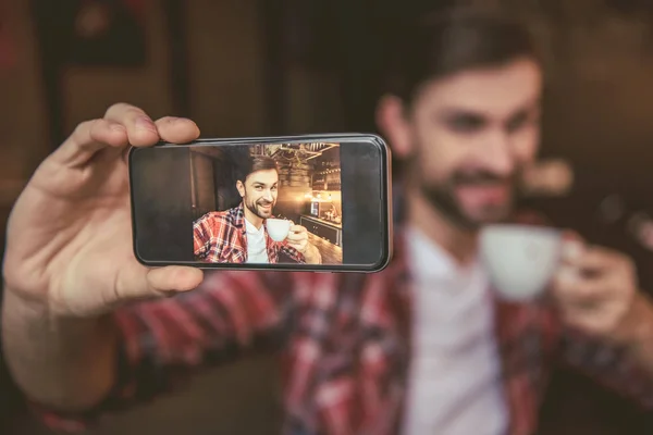 Bonito homem no café. — Fotografia de Stock