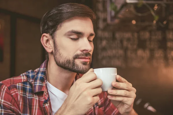 Hombre guapo en el café —  Fotos de Stock