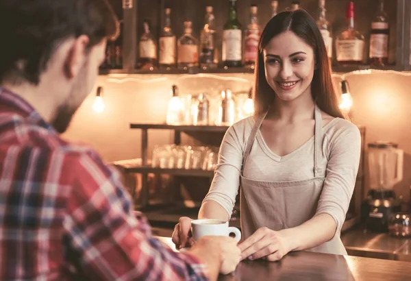 Man ordering coffee — Stock Photo, Image