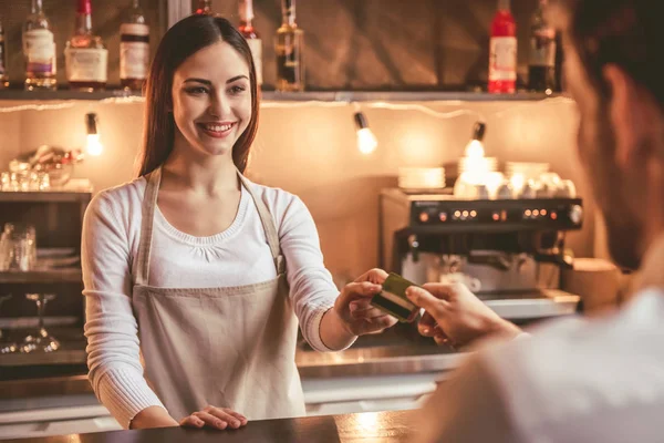 Geschäftsmann im Café — Stockfoto