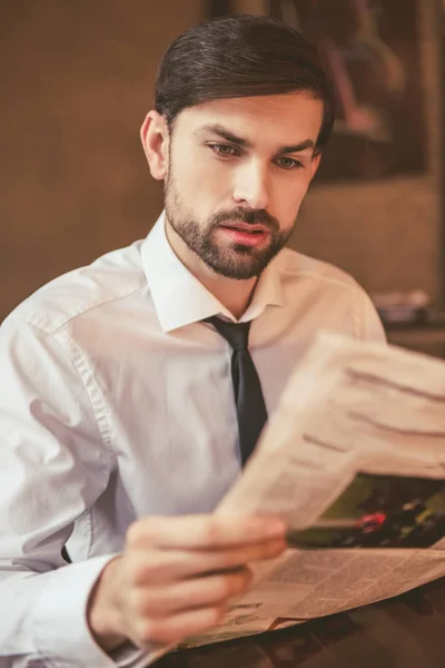 Empresario en la cafetería — Foto de Stock