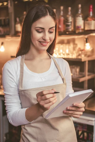 Belle femme barista — Photo