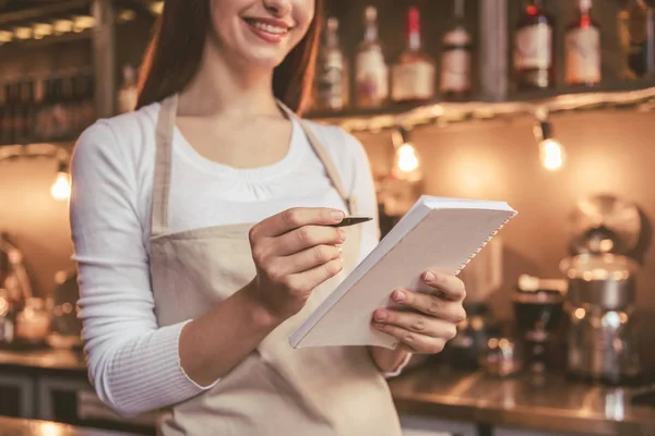 Hermosa barista femenina — Foto de Stock