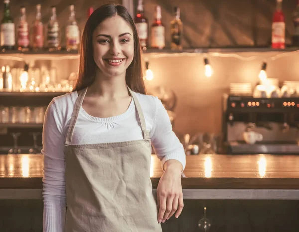 Schöne weibliche Barista — Stockfoto