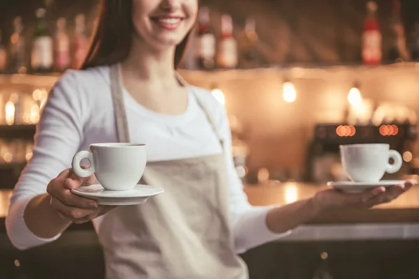 Belle femme barista — Photo