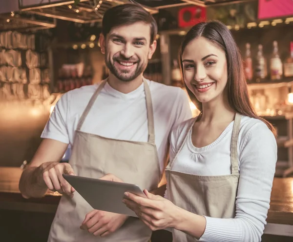 Schöne junge Baristas — Stockfoto