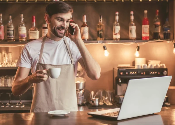 Praca przystojny barista — Zdjęcie stockowe