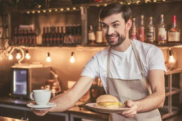 Hezký barista pracovní — Stock fotografie