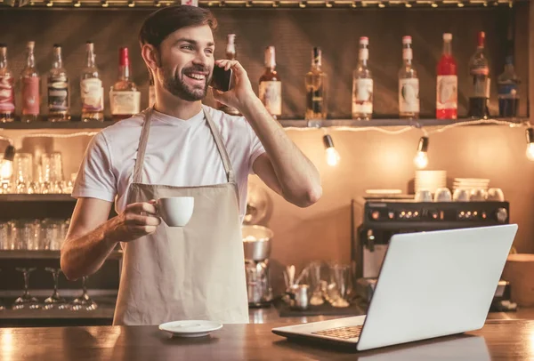 Praca przystojny barista — Zdjęcie stockowe