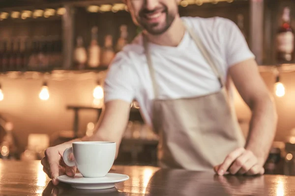 Hezký barista pracovní — Stock fotografie