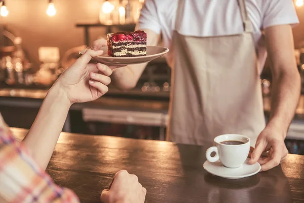 Praca przystojny barista — Zdjęcie stockowe