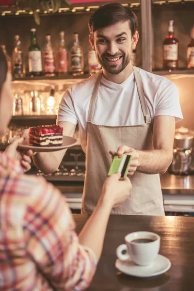 Bello barista che lavora — Foto Stock