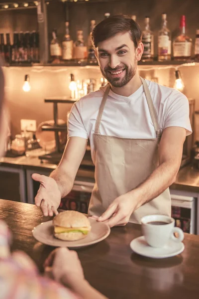 Hezký barista pracovní — Stock fotografie