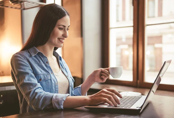 Mooi meisje in het café — Stockfoto