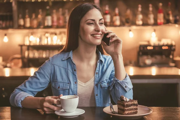 Belle fille au café — Photo