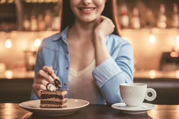 Güzel bir kız Café — Stok fotoğraf