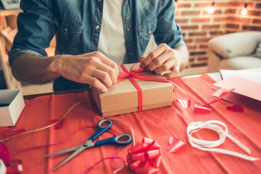 Yakışıklı Romantik adam