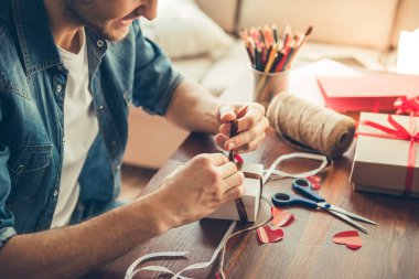 Yakışıklı Romantik adam