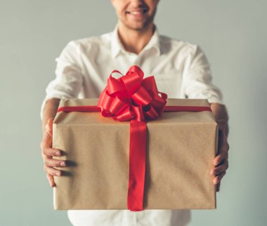 Yakışıklı Romantik adam