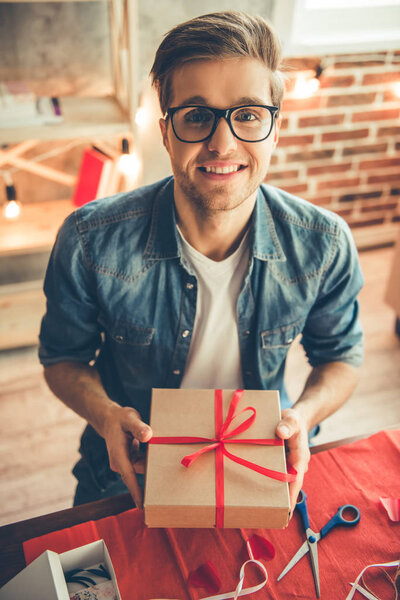 Симпатичный романтик.
