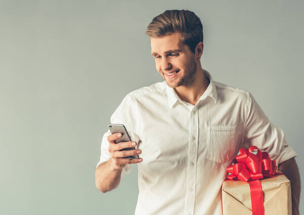 Симпатичный романтик.
