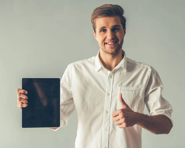 Bonito cara com gadget — Fotografia de Stock