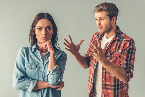 Pareja joven discutiendo —  Fotos de Stock