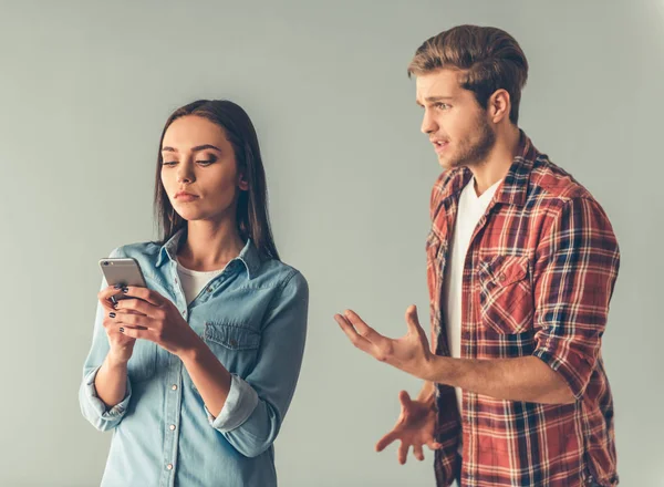 Pareja joven discutiendo —  Fotos de Stock