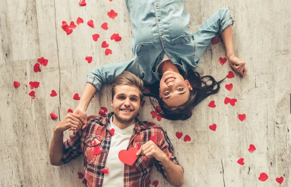 Feliz pareja joven — Foto de Stock