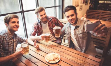 Bardaki arkadaşlar.