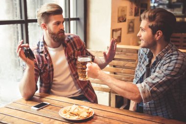 Bardaki arkadaşlar.