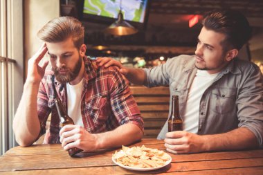 Bardaki arkadaşlar.