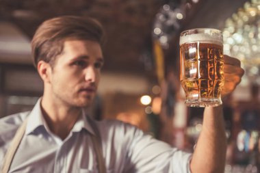 Bira ile yakışıklı barmen